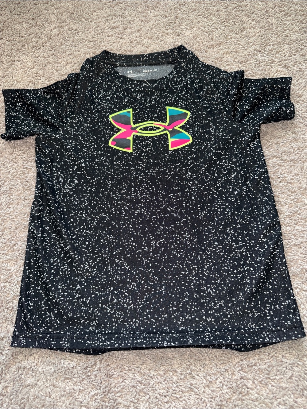 Under Armour Boys Small Athletic Tee Black & White Like New